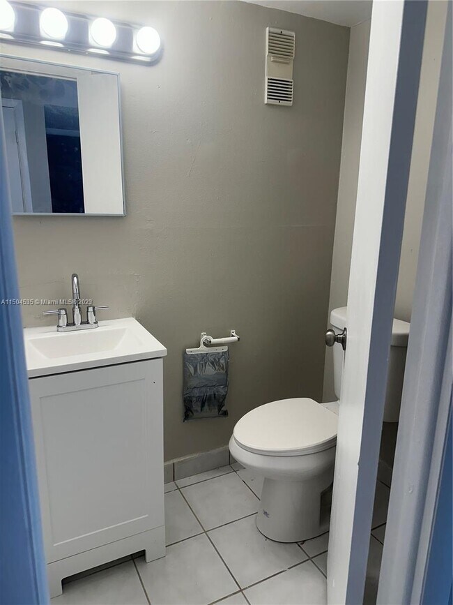 Foto del edificio - 14850 Naranja Lakes Blvd