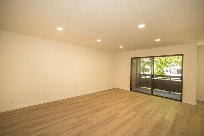 Building Photo - Completely Remodeled 2 Bed, 2 Bath Condo in Desirable Greenhouse Complex!
