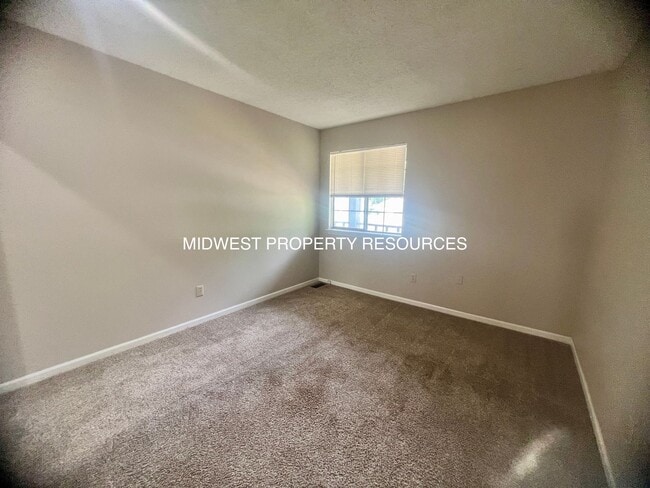 Building Photo - Large 2 Bedroom/1 Bath Duplex in Lee's Summit