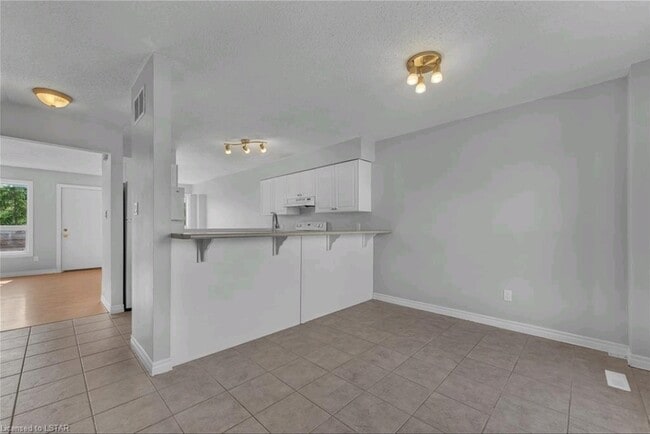 Building Photo - 600 Sarnia Rd