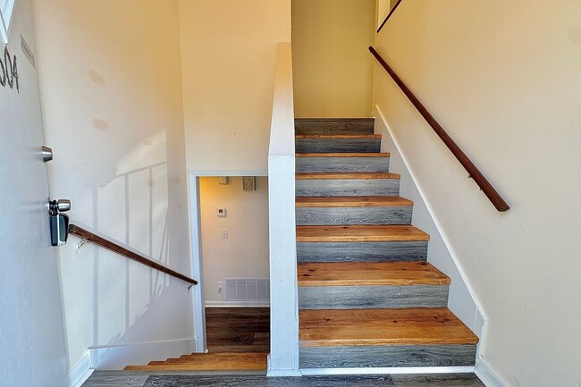 Building Photo - AVAILABLE NOW! (Pet Friendly)