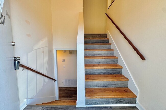 Foto del edificio - AVAILABLE NOW! (Pet Friendly)