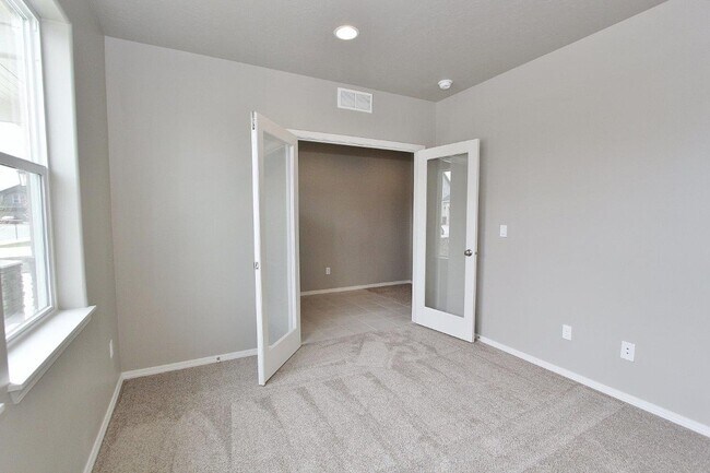 Foto del edificio - Spacious Home in Quiet Neighborhood