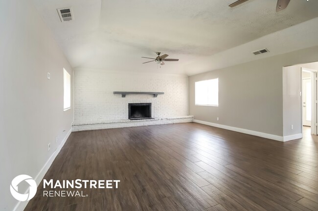 Building Photo - 2662 S Woodloch St