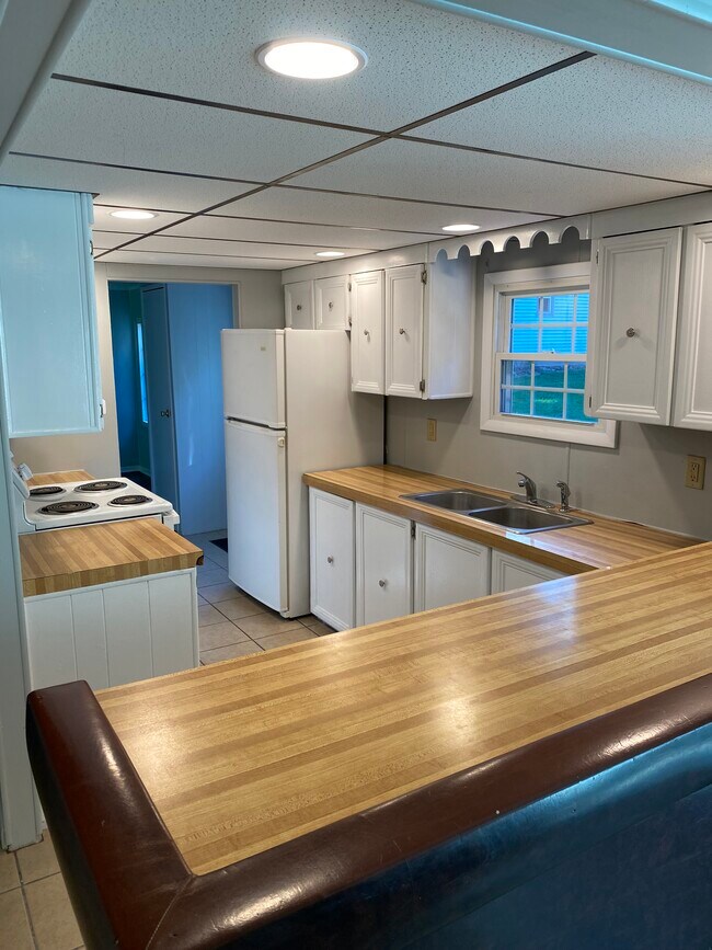 Kitchen - 1040 Milton Grove Rd N