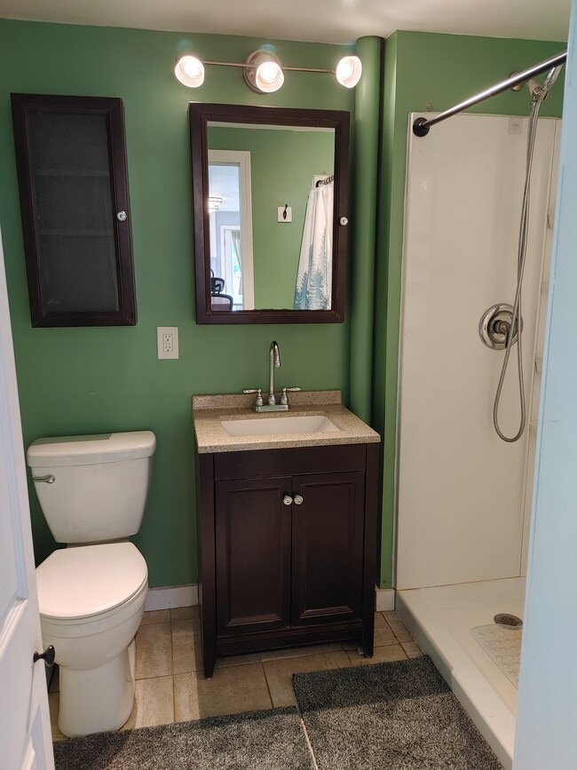 Full Bathroom - 23 River St