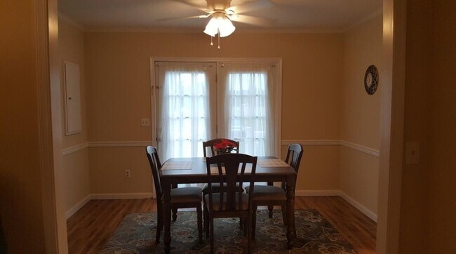 Foto del edificio - 914 Beaglin Park Dr