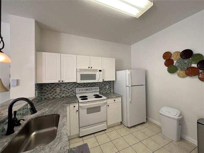 Building Photo - 2413 Silver Palm Dr