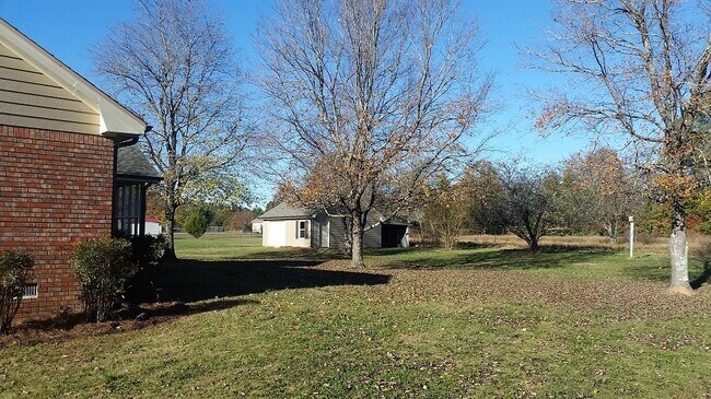 Foto del edificio - Level 1 ac Lot, 3bd, 2ba, Brick, nice stre...