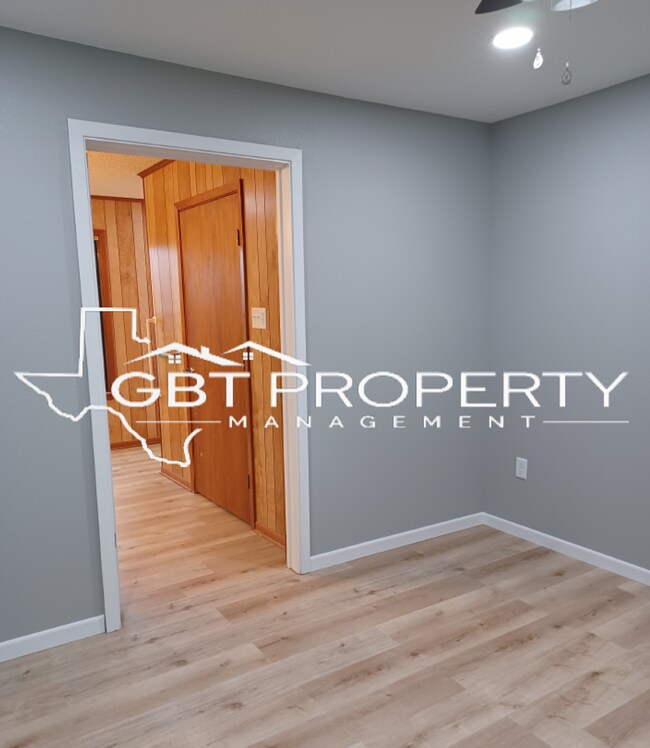 Building Photo - 3 bed 2 bath Single family Home