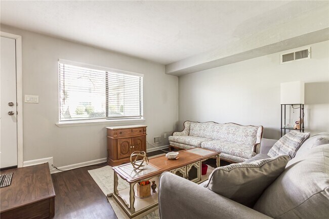 Foto del edificio - 644 Eastbrooke Ln