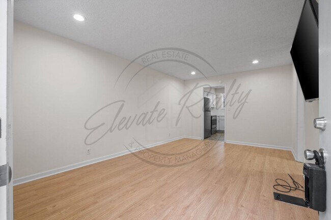 Foto del edificio - Beautifully updated 2-bedroom, 1-bath first-floor duplex in the heart of Hermitage!