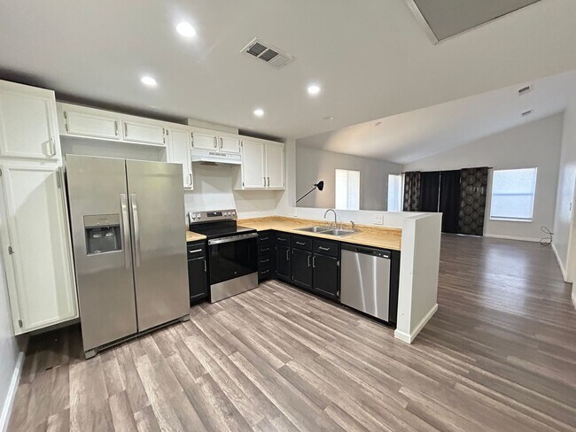 Foto del edificio - 7135 Shadow Crest Dr