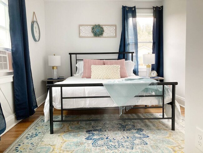 Building Photo - 905 Hill St