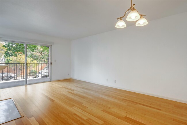 Building Photo - 619 Woodside Way