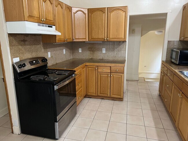 Foto del edificio - 8 Bedroom 2 Bathroom House 6 Parking Spots...