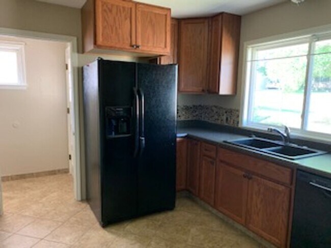 Building Photo - Cozy 4 bedroom house 1 3/4 bath with overs...