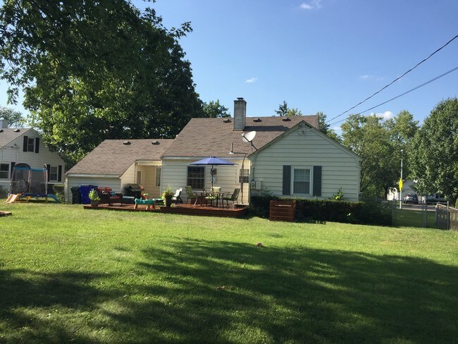 Building Photo - 1633 Sunset Drive