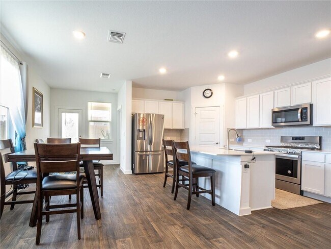 Foto del edificio - 14020 Neskar Dr