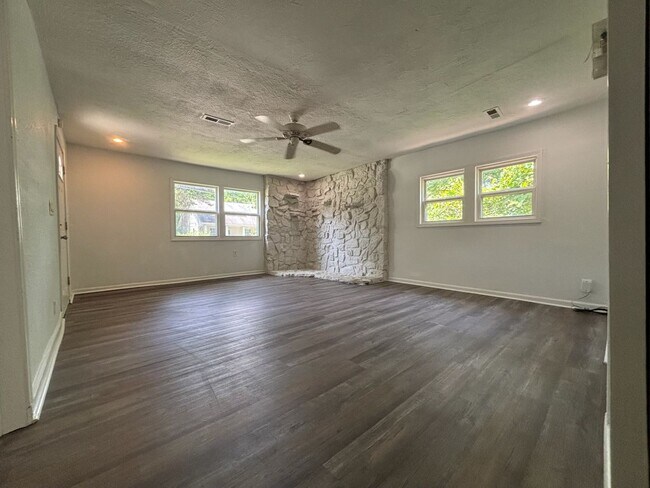 Foto del edificio - Available Now 4 bedroom 2 full bathroom home!
