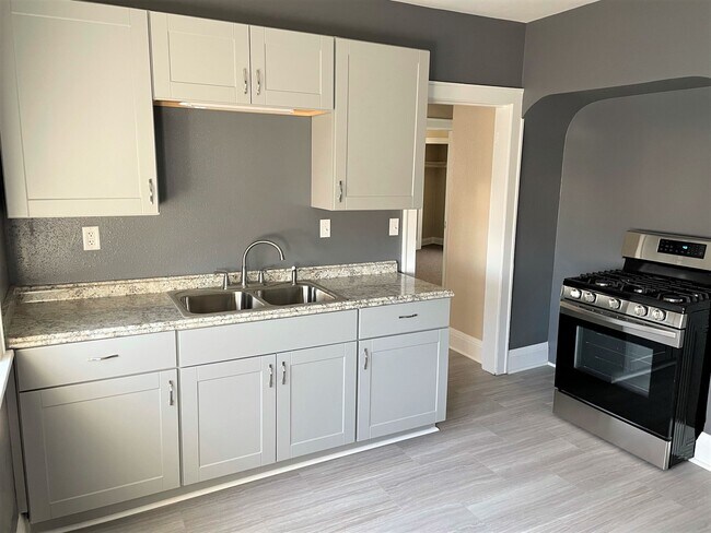 Cocina y electrodomésticos nuevos - 2806 N 54th St