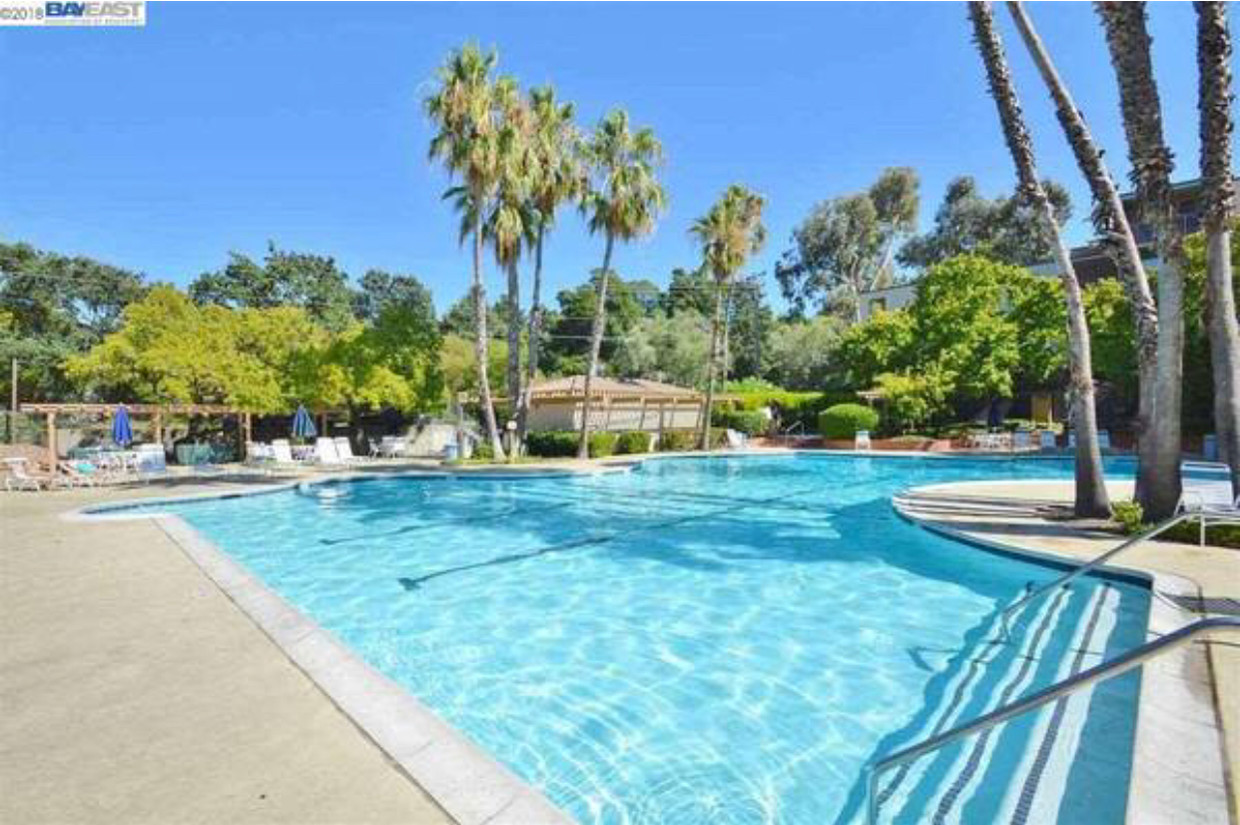 Foto principal - 460 N Civic Dr