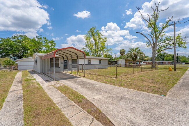 Building Photo - 2505 Lourdes Dr W