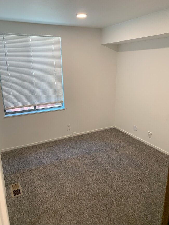 Building Photo - Renovated Apartment in the Avenues!