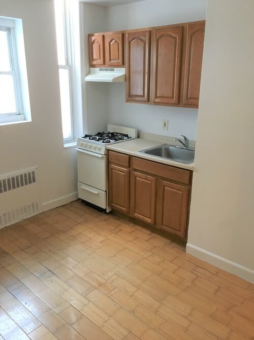 Building Photo - 2267 Steinway St