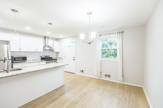 Building Photo - 5170 Clacton Ave