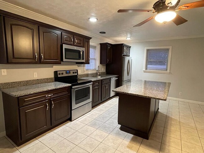 Building Photo - 114 Walnut St