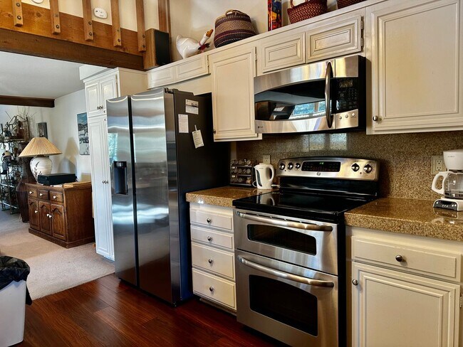 Foto del edificio - Stunning 3-Bedroom + Loft, 2.5-Bathroom Retreat in Snowcreek – $6,500/Month + Utilities