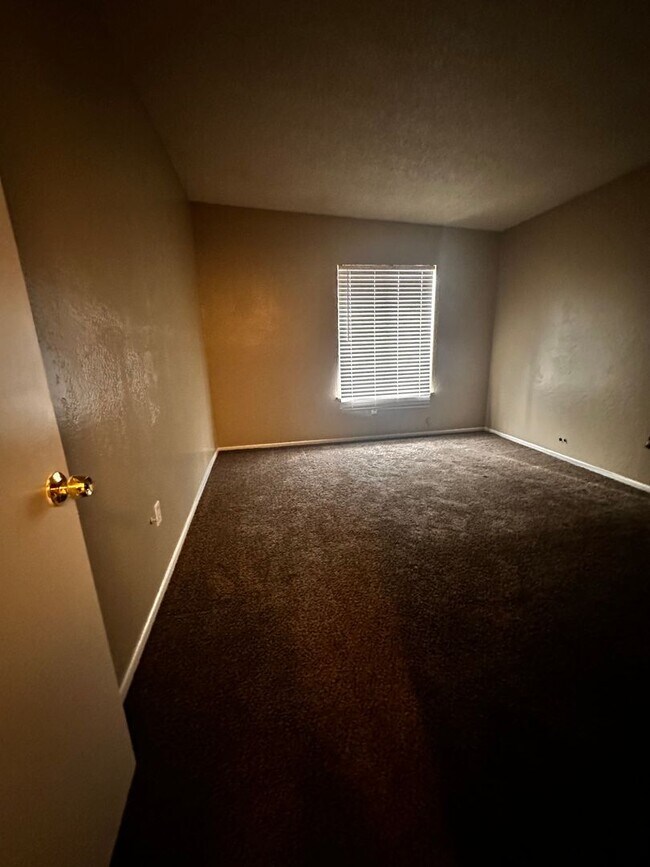 Building Photo - 2 bed 1.5 bath Apartment for rent