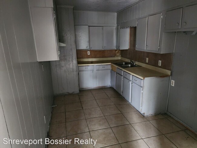 Building Photo - 4 br, 1.5 bath House - 3511 Sumner St