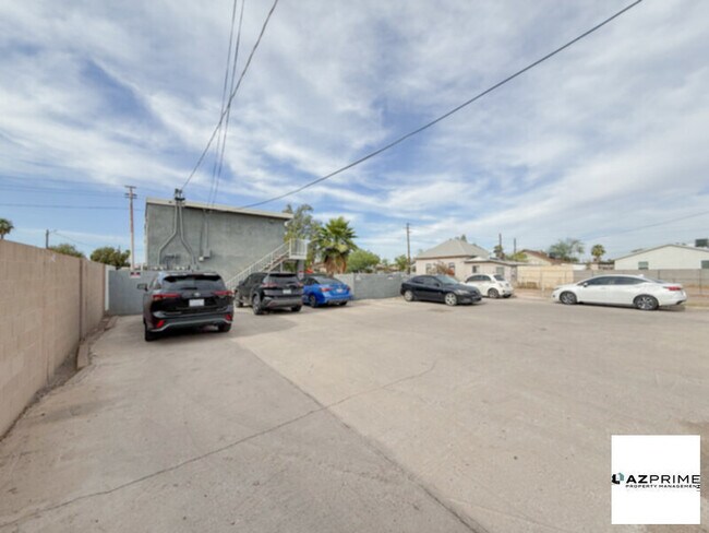 Building Photo - Cozy and Contemporary Phoenix Studio Featuring a Smart, Open Layout and Modern Upgrades Throughout.