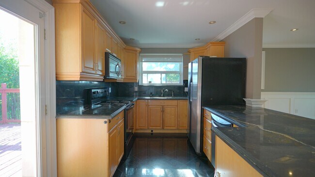 Building Photo - 7 Waterbury Dr