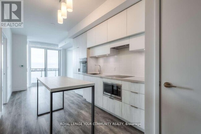 Photo du bâtiment - 8 Eglinton Ave E