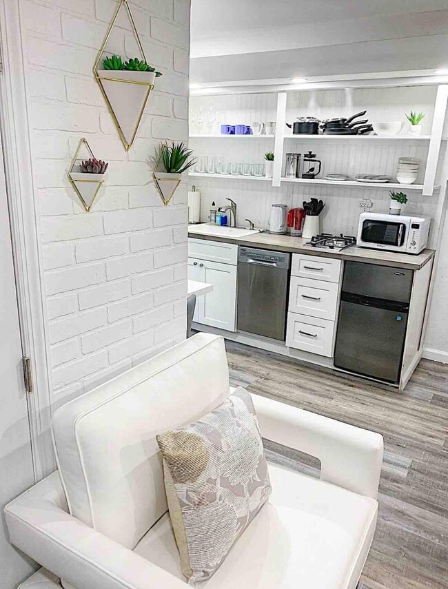 Building Photo - 603 Knickerbocker Ave