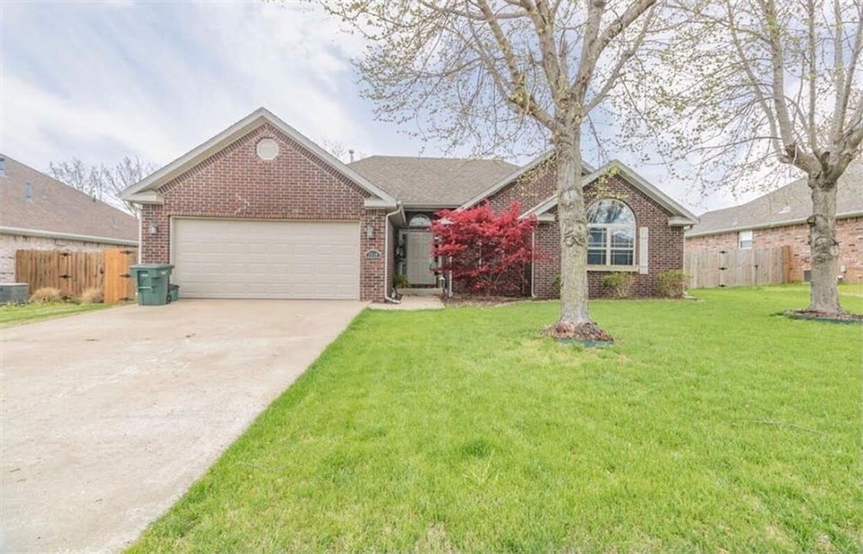 3 bedroom 2 bath home in FAY, extra cared for, 2carG, fenced yard - 3 bedroom 2 bath home in FAY, extra cared for, 2carG, fenced yard