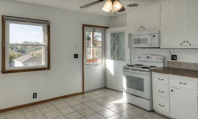 Foto del edificio - Bright & Spacious 3-Bedroom Duplex Unit on Large Corner Lot with Wood Floors & Garage!
