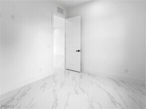 Building Photo - 916 Sara Ave N