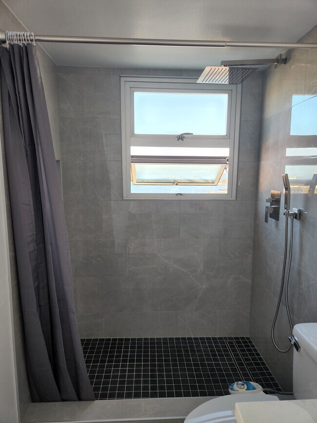 Walk-in shower - 215 N King St