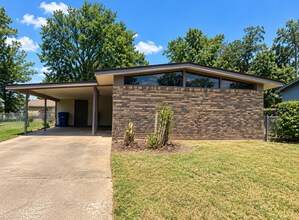 Building Photo - 222 Brooke briar Dr