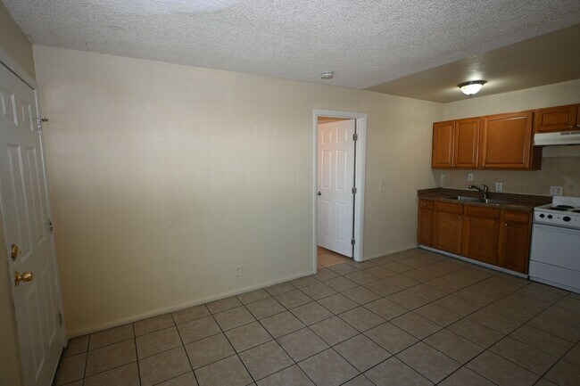 Building Photo - 3021 E Carey Ave