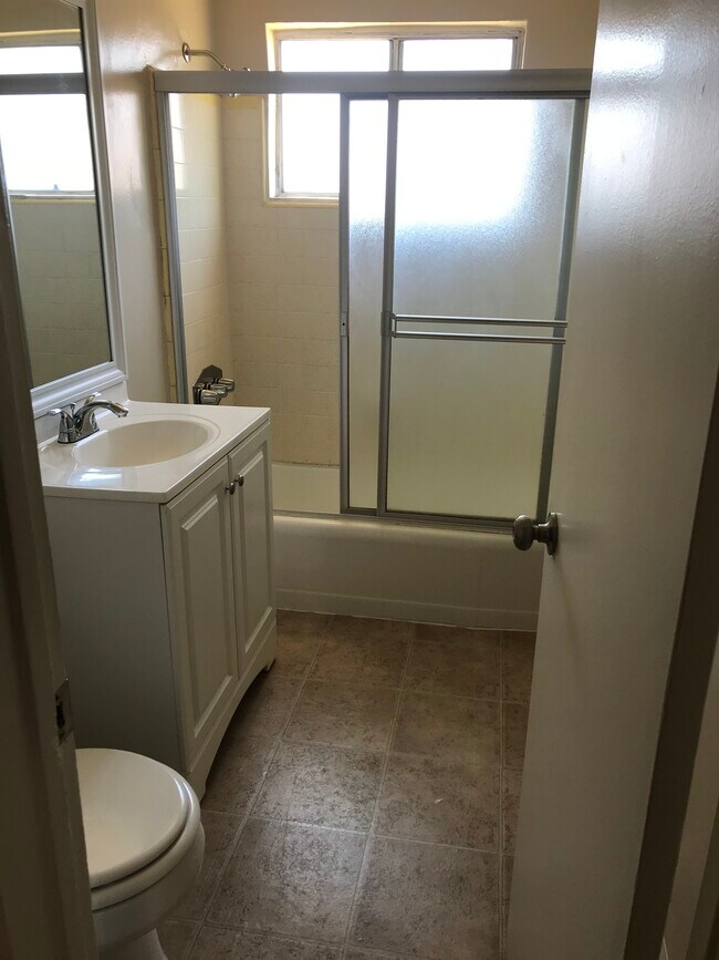 Bathroom - 122 E Buckthorn St