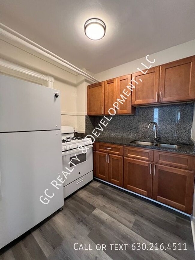 Building Photo - ***REDUCED SECURITY DEPOSIT!  DOWNTOWN ELG...