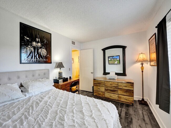 Foto del edificio - 3560 Pine Tree Ct