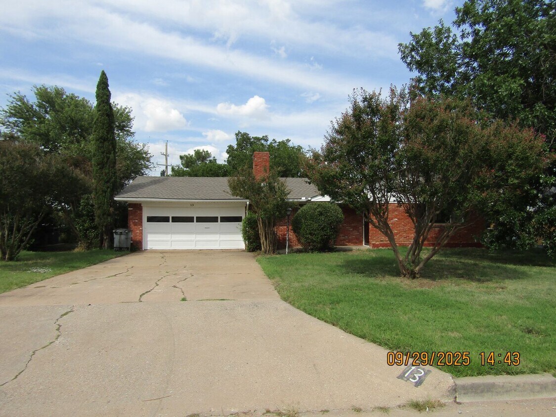 Primary Photo - Very nice spacious home! No Carpet! Pet Fr...