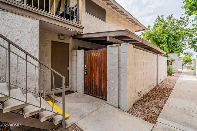 Building Photo - 1023 N 84th Pl