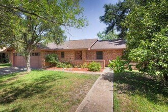 Building Photo - 2413 Mimosa St